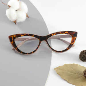 Cat-Eye Glasses: History, Design and Their 2026 Revival